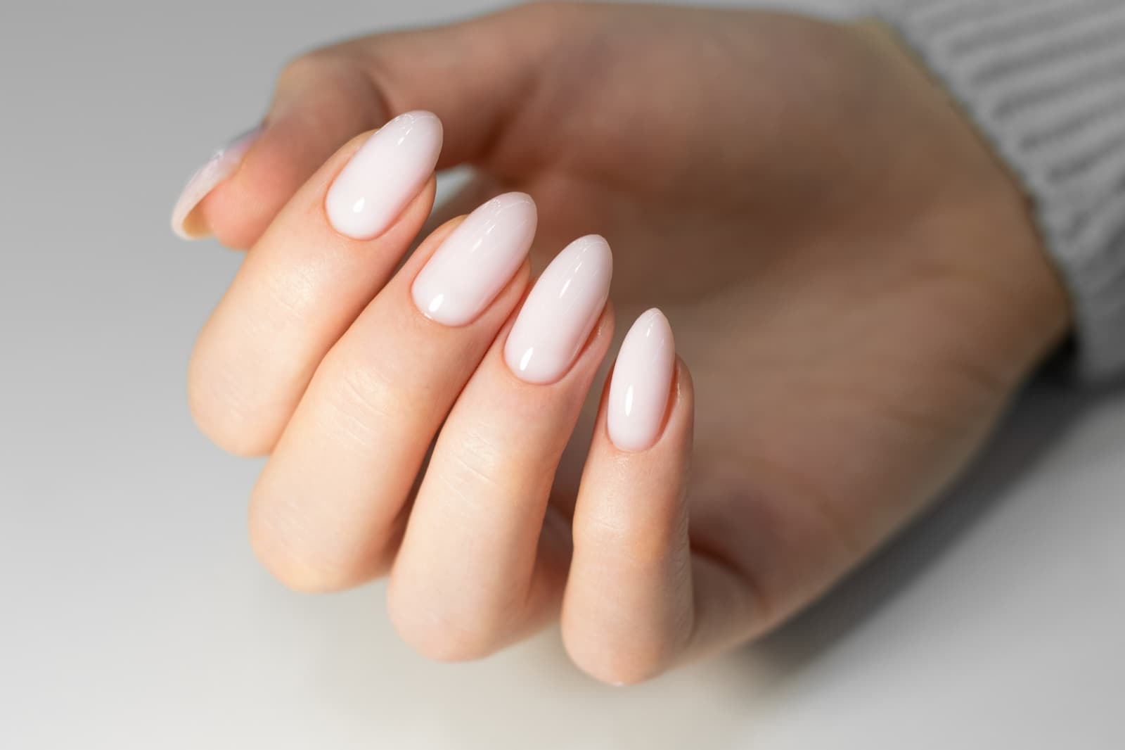 Manucure en gel aux teintes neutres chez Sans Souci Ongles & Spa, Laval